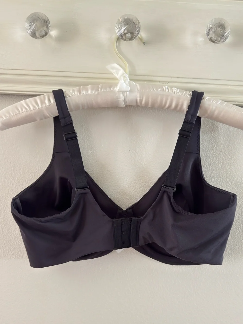 Bali Beauty Tailored Underwire Minimizer Bra | Black | Size 40D.